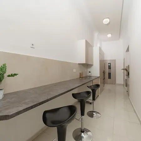 Apartment Cityscape Budget Kiraly