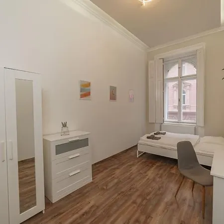 Apartment Cityscape Budget Kiraly